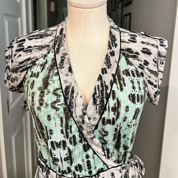 BCBGMAXAZRIA pale green and gray wrap summer short sleeve dress - Picture 9 of 15